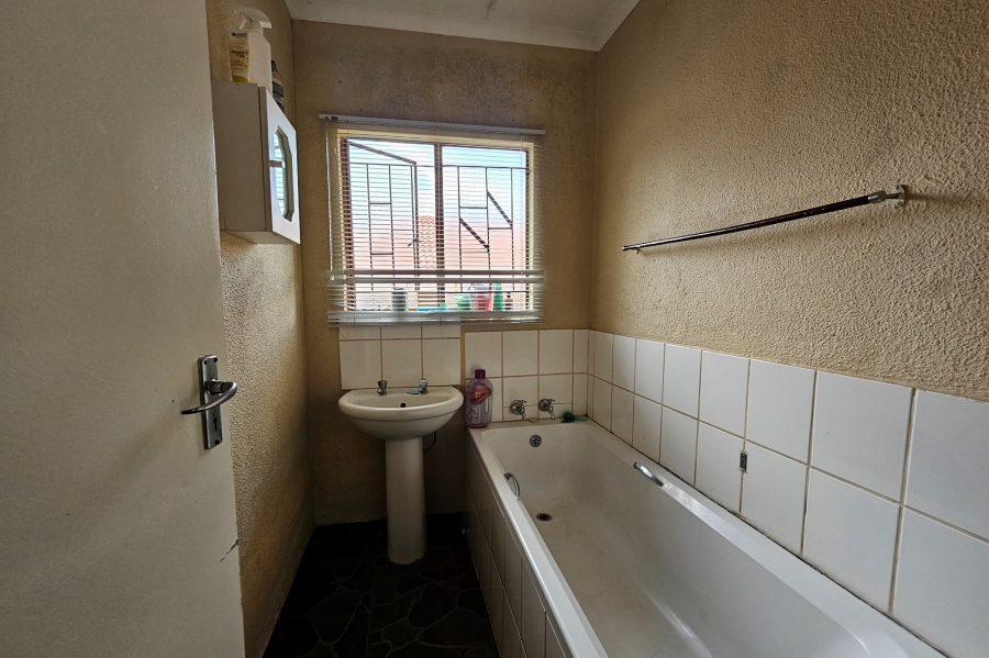 To Let 3 Bedroom Property for Rent in Tlhabane West North West